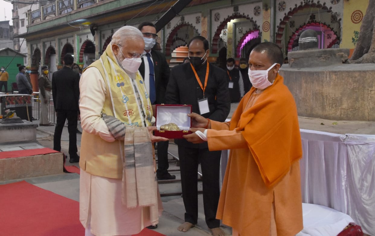 PM Modi overwhelmed by receiving special gift from CM Yogi in Kashi Vishwanath Dham
