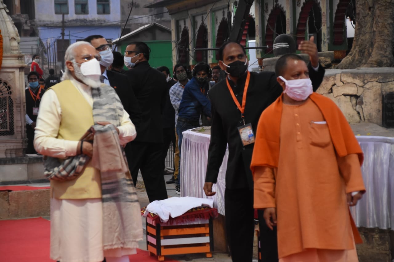 PM Modi overwhelmed by receiving special gift from CM Yogi in Kashi Vishwanath Dham