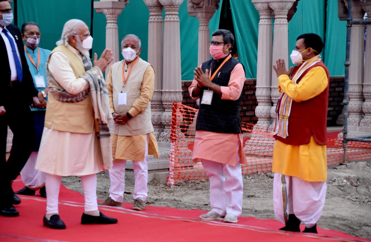 PM Modi overwhelmed by receiving special gift from CM Yogi in Kashi Vishwanath Dham