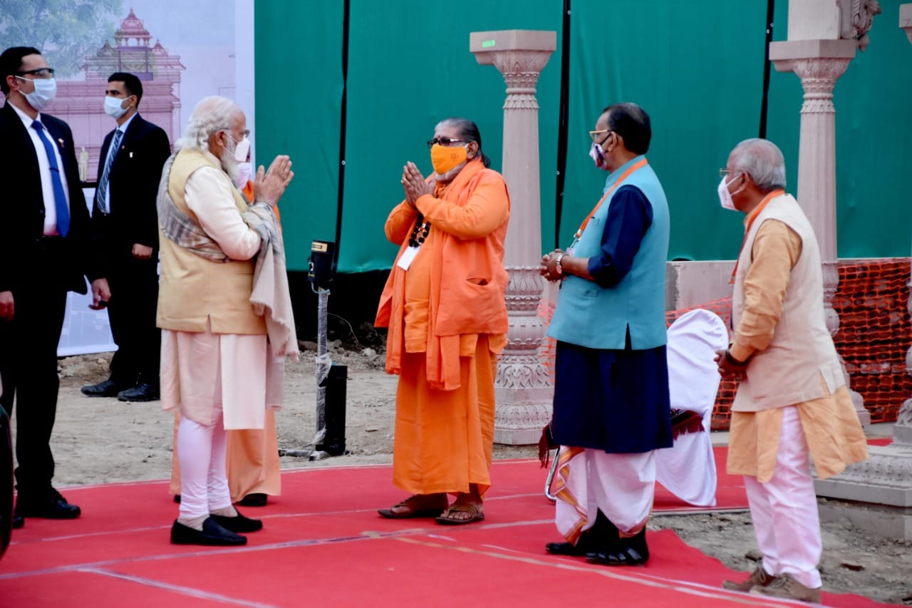 PM Modi overwhelmed by receiving special gift from CM Yogi in Kashi Vishwanath Dham