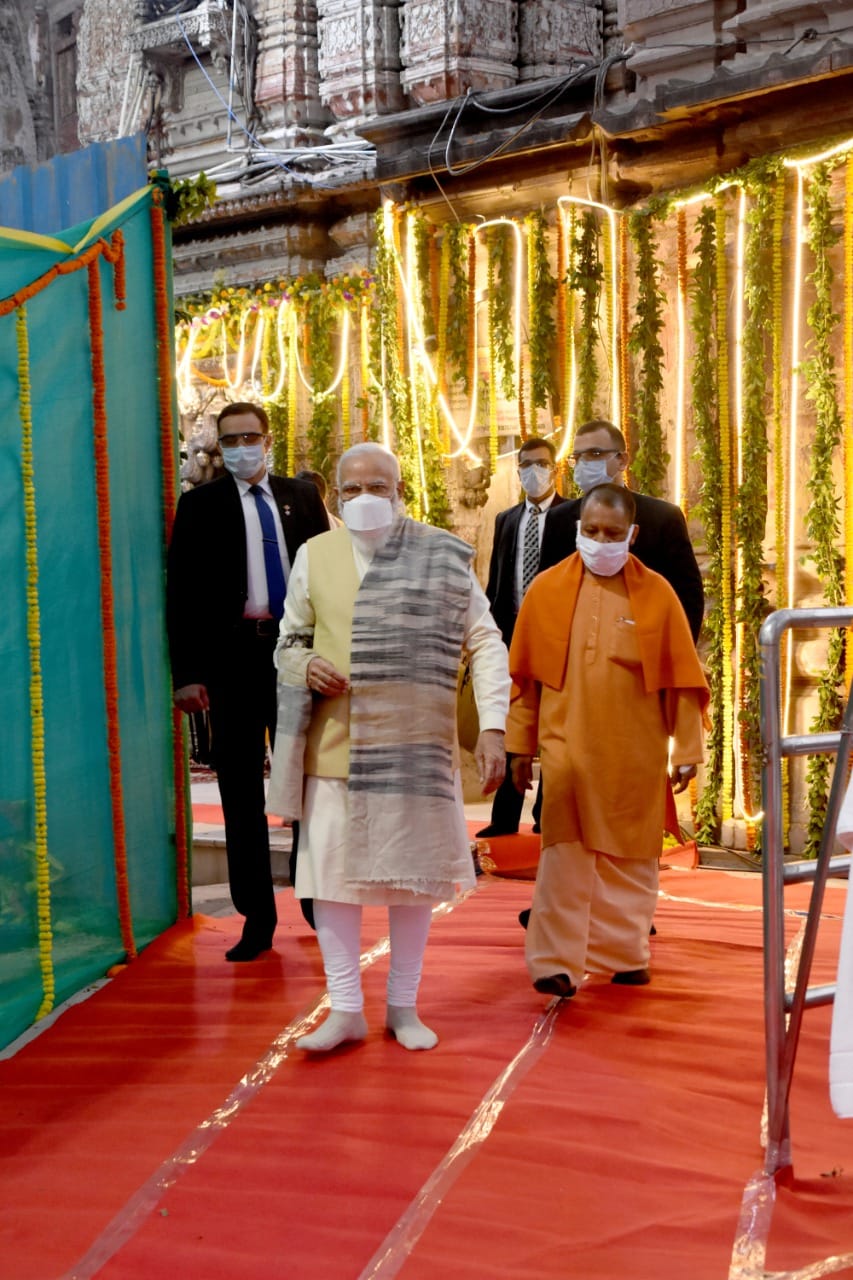 PM Modi overwhelmed by receiving special gift from CM Yogi in Kashi Vishwanath Dham