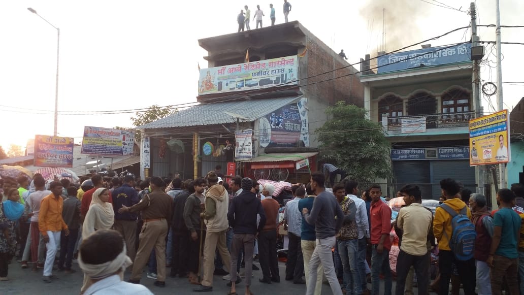 Fire in the shop due to short circuit, outbreak of fire brigade not arriving after hours of information