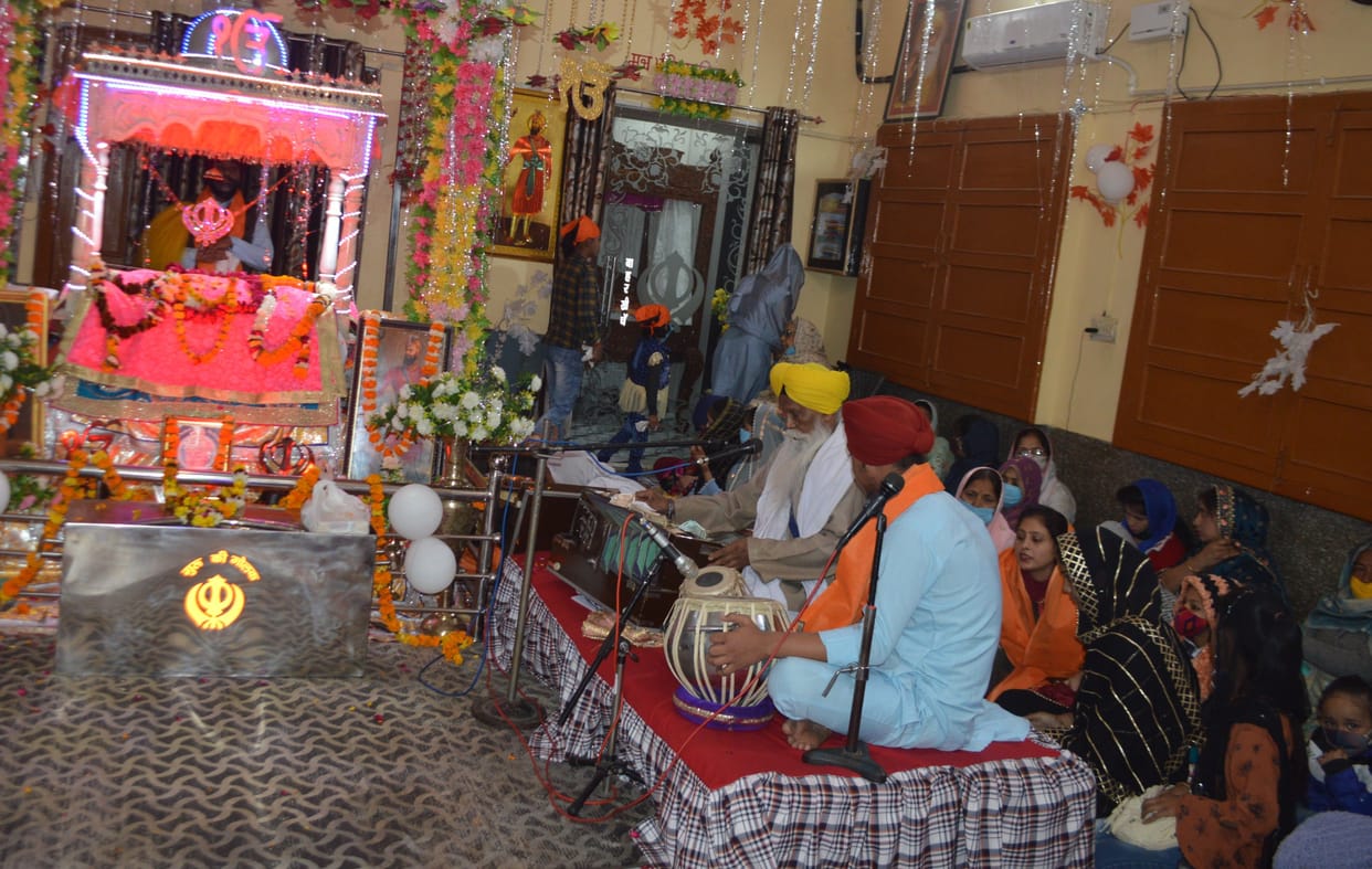 Hathras: celebrated the birth anniversary of Guru Nanakdev with pomp