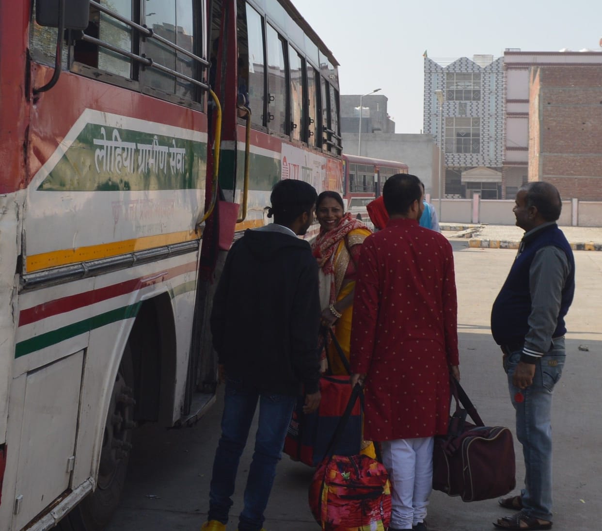 Hathras: Roadways buses passing by bypass, passengers are facing problems