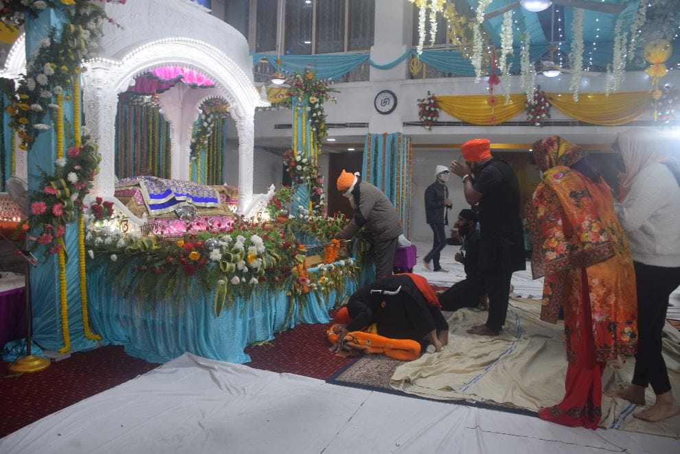 Faith at Guru's rate, Ragi group performed kirtan, decorated gurudwara