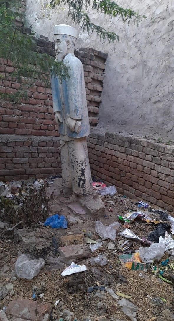 Hathras: Raja Saheb's statue is standing in a pile of dirt