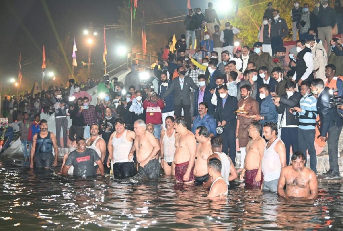 kartik purnima 2020 chief minister of chhattisgarh takes holy dip in kharun river on purnima