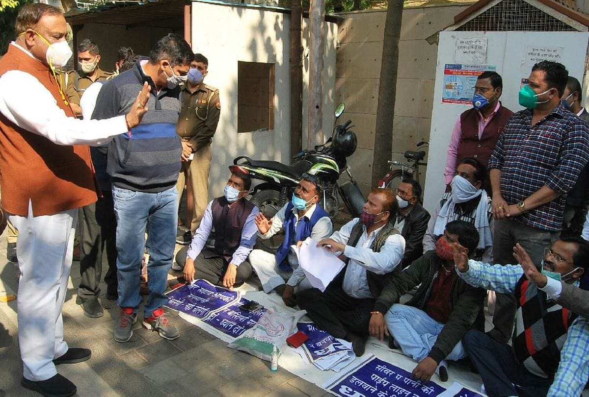 Bsp Members Of Nagar Nigam Agra Protests At Mayor Camp Office
