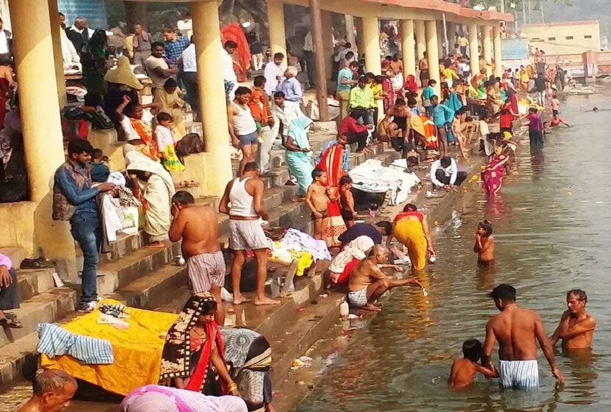 Kartik Purnima 2020: Devotees Take Bath In Ganga At Kachla And Soron