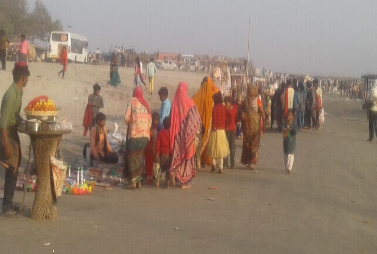 kartik purnima snan in ganga and yamuna devotees gathering on ghats in kasganj