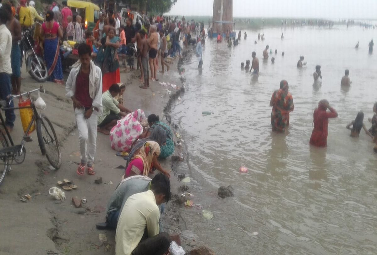 kartik purnima snan in ganga and yamuna devotees gathering on ghats in kasganj