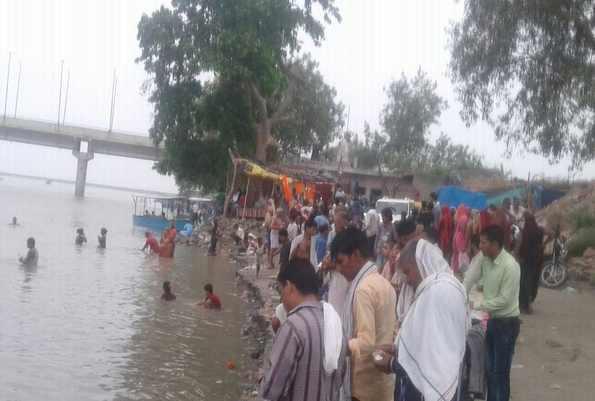 kartik purnima snan in ganga and yamuna devotees gathering on ghats in kasganj