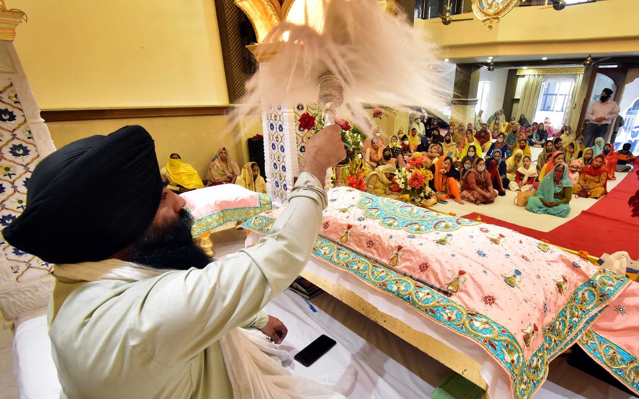 Kirtan Durbar decorated in gurudwaras, Sangatas burnt lamps in homes, see glimpse of light festival in pictures