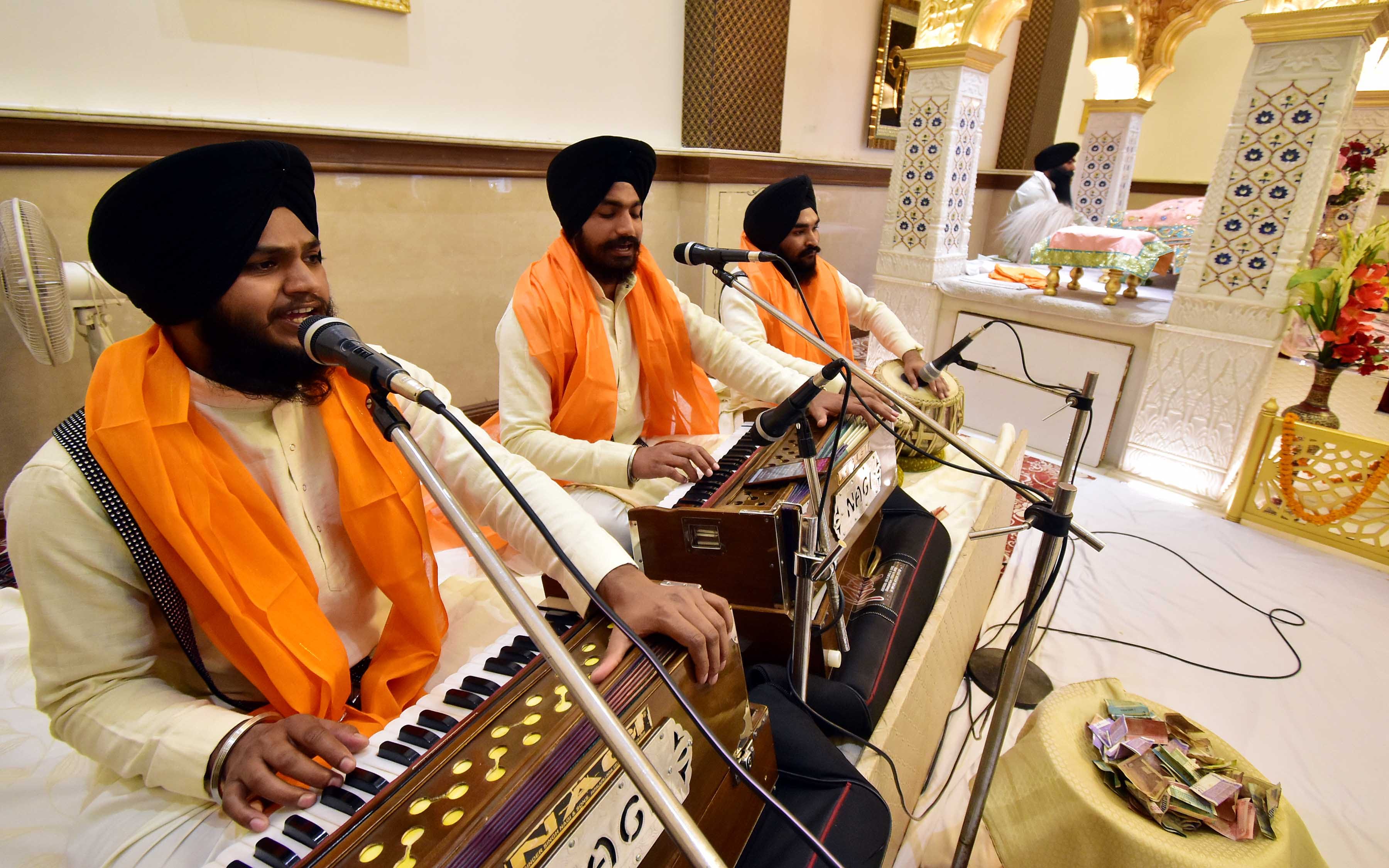 Kirtan Durbar decorated in gurudwaras, Sangatas burnt lamps in homes, see glimpse of light festival in pictures