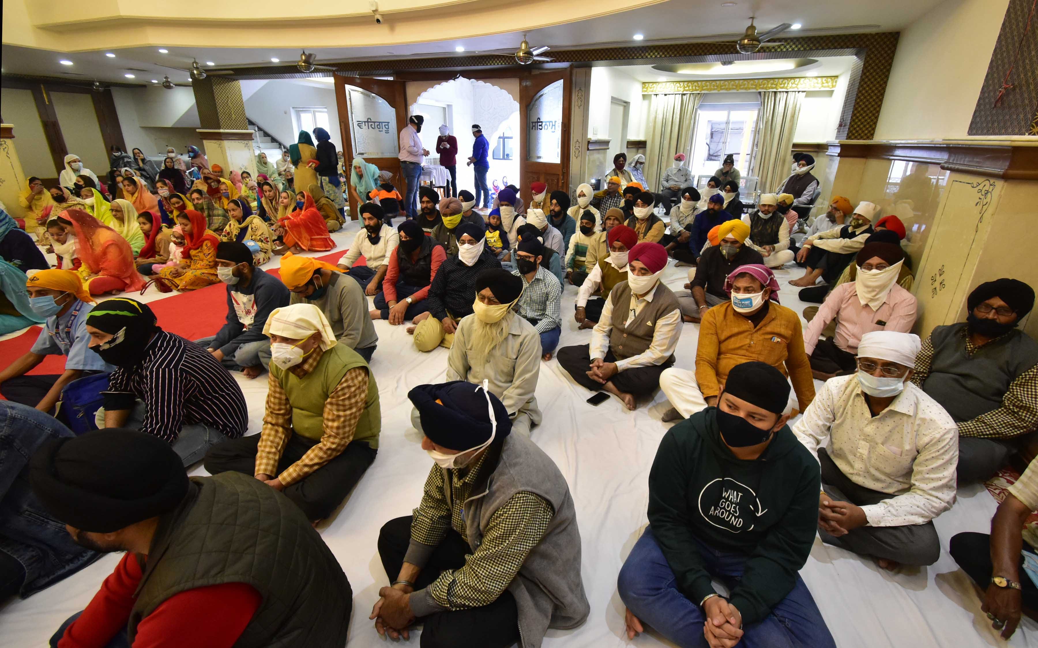 Kirtan Durbar decorated in gurudwaras, Sangatas burnt lamps in homes, see glimpse of light festival in pictures