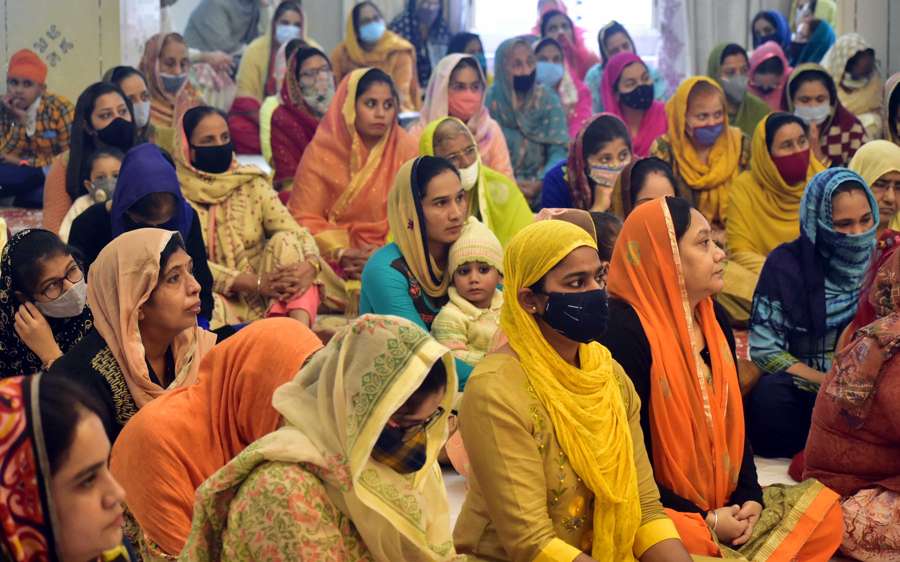 Kirtan Durbar decorated in gurudwaras, Sangatas burnt lamps in homes, see glimpse of light festival in pictures