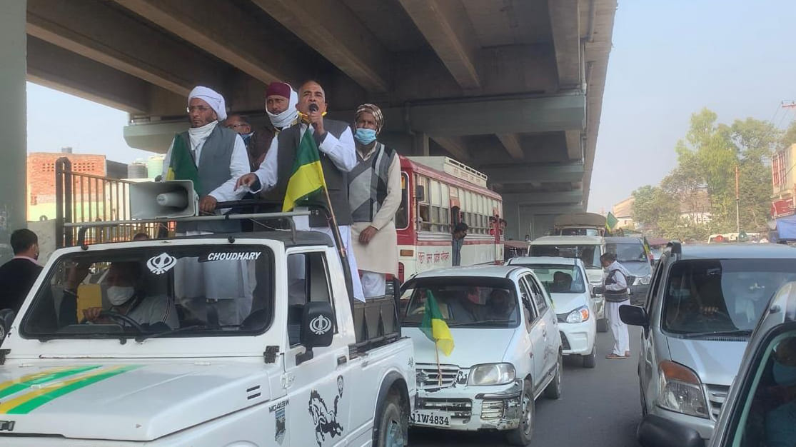 Farmers thundered against the government by jamming the highway