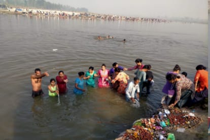 Karthik Purnima Snan 2020: Despite the police ban, thousands of devotees diped in ganga river