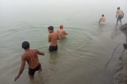 Karthik Purnima Snan 2020: Despite the police ban, thousands of devotees diped in ganga river