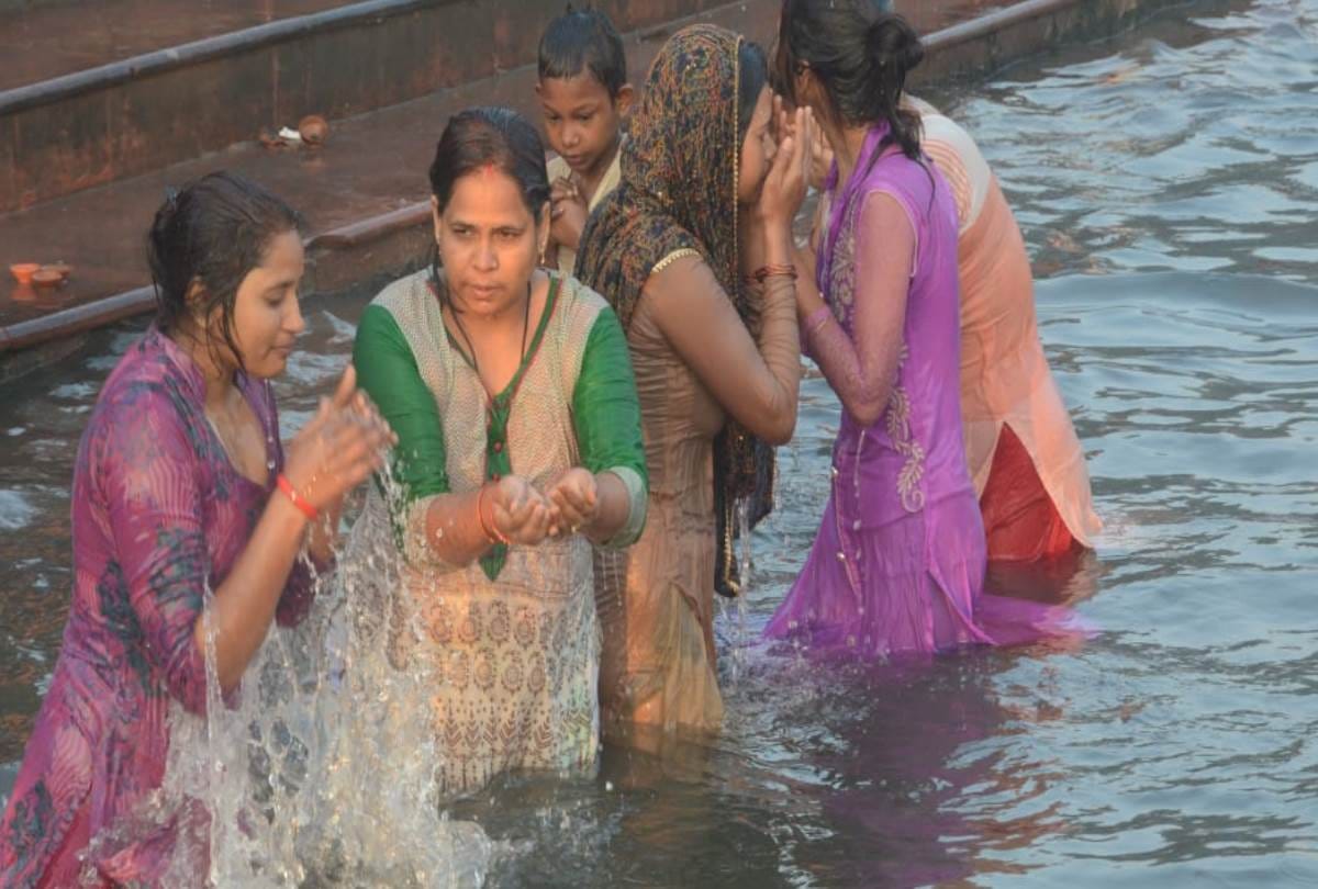 devotees took a dip in the gomti river on kartik purnima