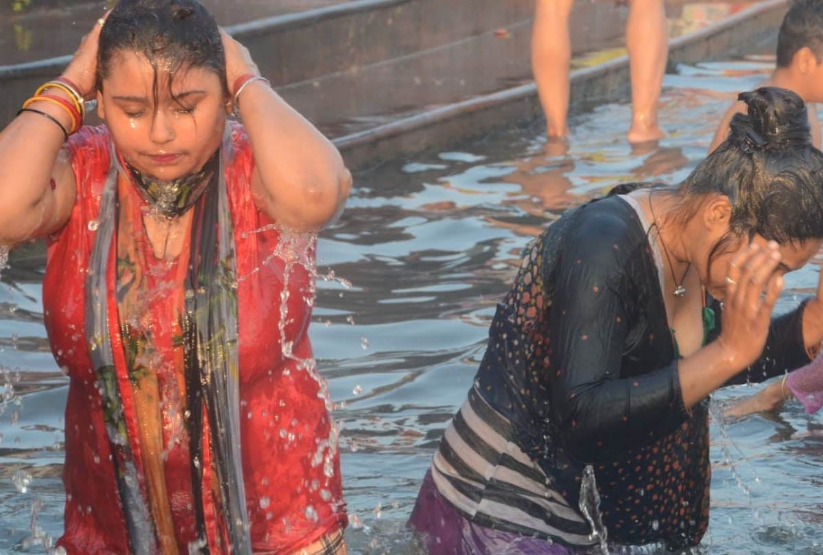 devotees took a dip in the gomti river on kartik purnima
