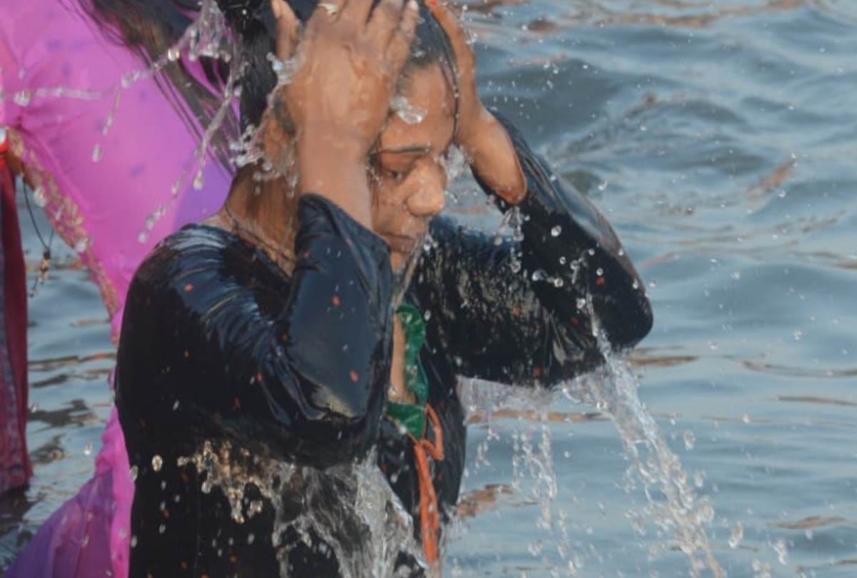 devotees took a dip in the gomti river on kartik purnima