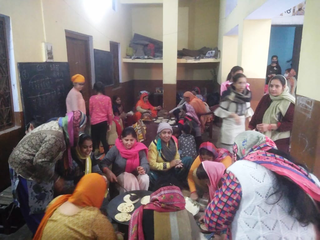 Langar organized on Guru Nanak Dev Ji manifesto