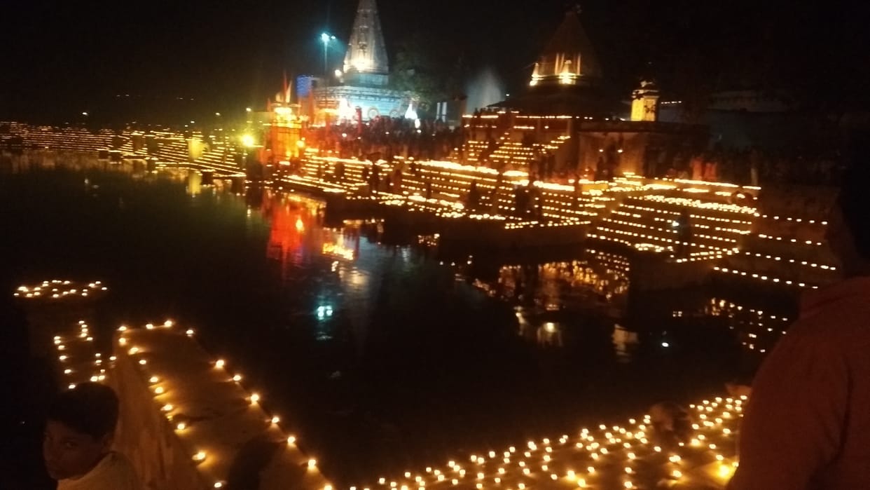 51 thousand lamp garlands lit on Dev Diwali, stars came down on the ground