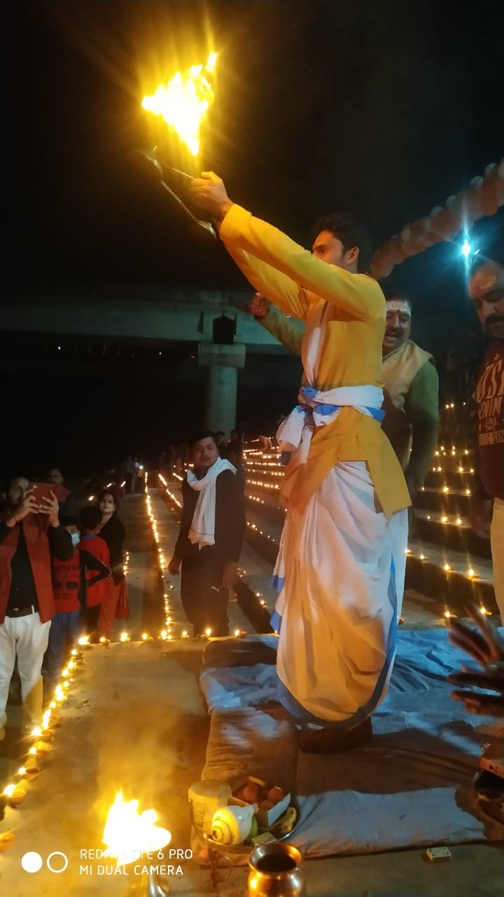 The stars descended on the ground on Dev Diwali, showing a beautiful view