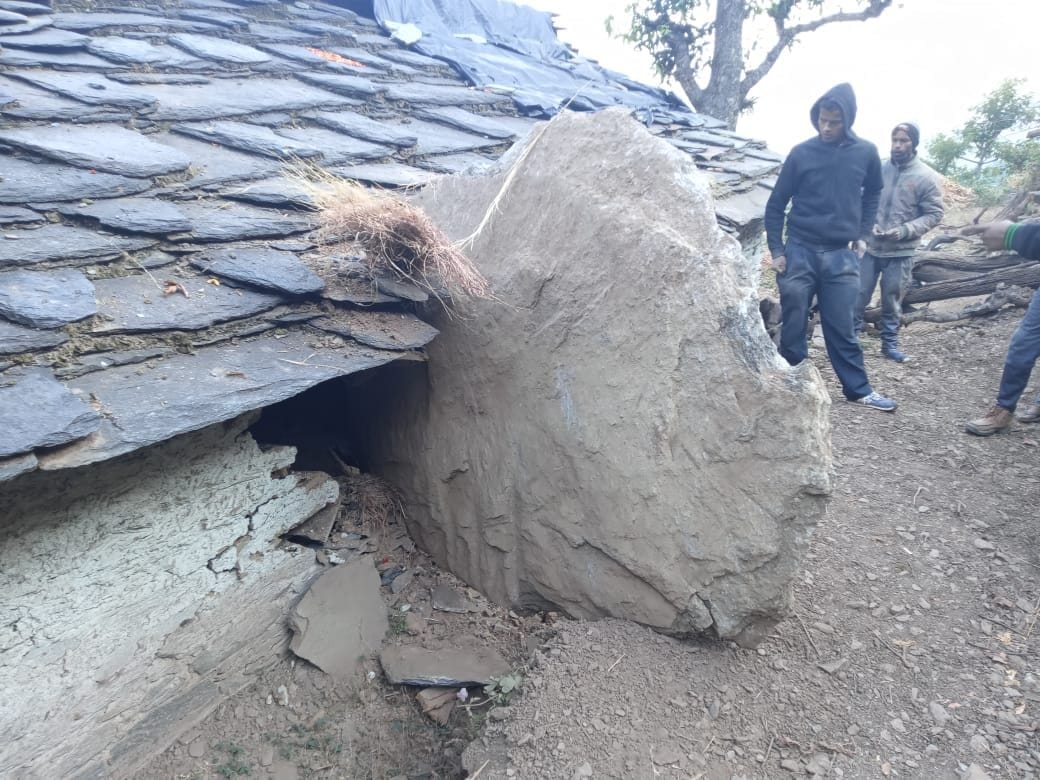 Boulder fell at home during road cutting, people were not at home during the accident, road construction work is being done under the supervision of LONI