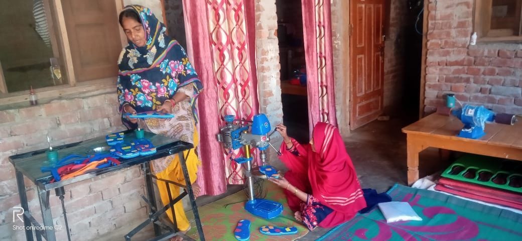 Khushhalganj women are becoming self-sufficient by making slippers