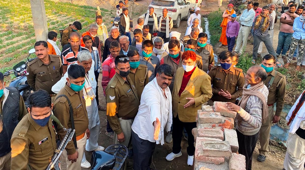 Hathras: MLA in village Nagla Dhokla, Panchayat and put a stop to the enmity of cousins