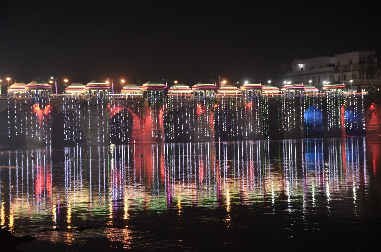 Jaunpur: Mata Shitala's shrine illuminated with 51 thousand lamps, the eyes attracted the hearts