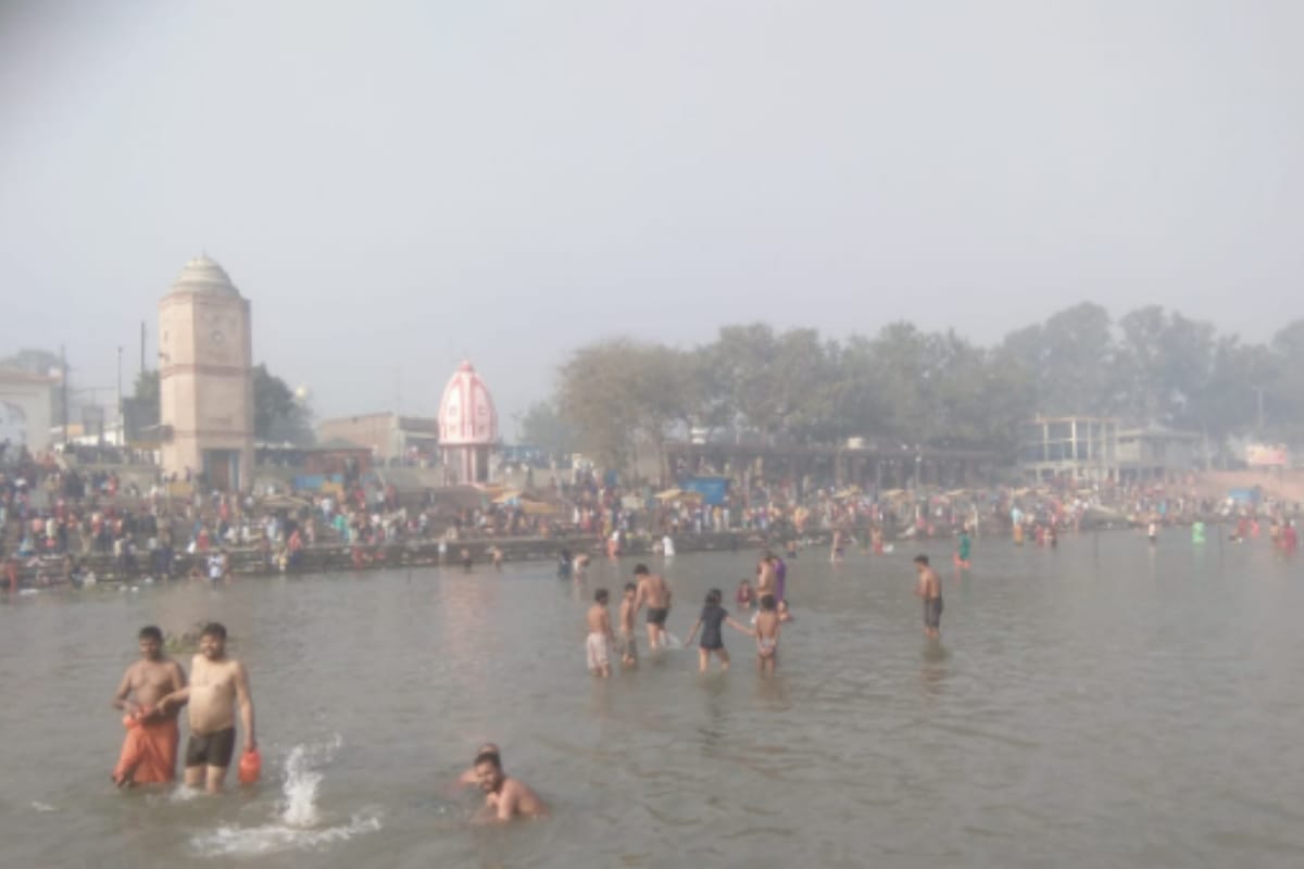 Karthik Purnima Snan 2020: Despite the police ban, thousands of devotees diped in ganga river