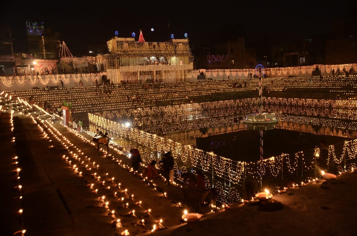 Jaunpur: Mata Shitala's shrine illuminated with 51 thousand lamps, the eyes attracted the hearts