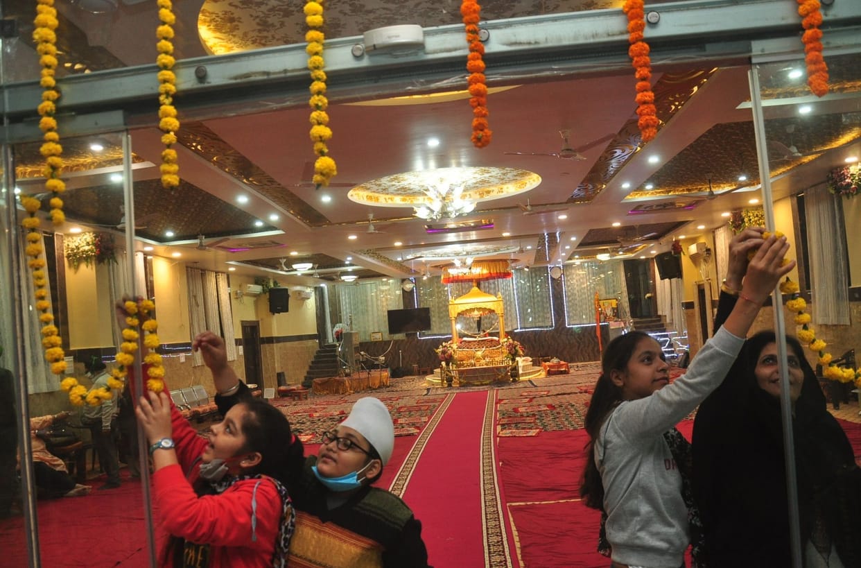 prkash parv ke liye folo se saj gaye gurudare