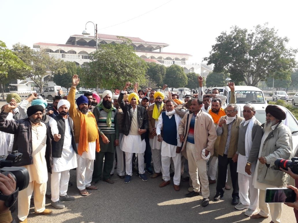 Farmers shouted convoy in front of deputy CM's kothi