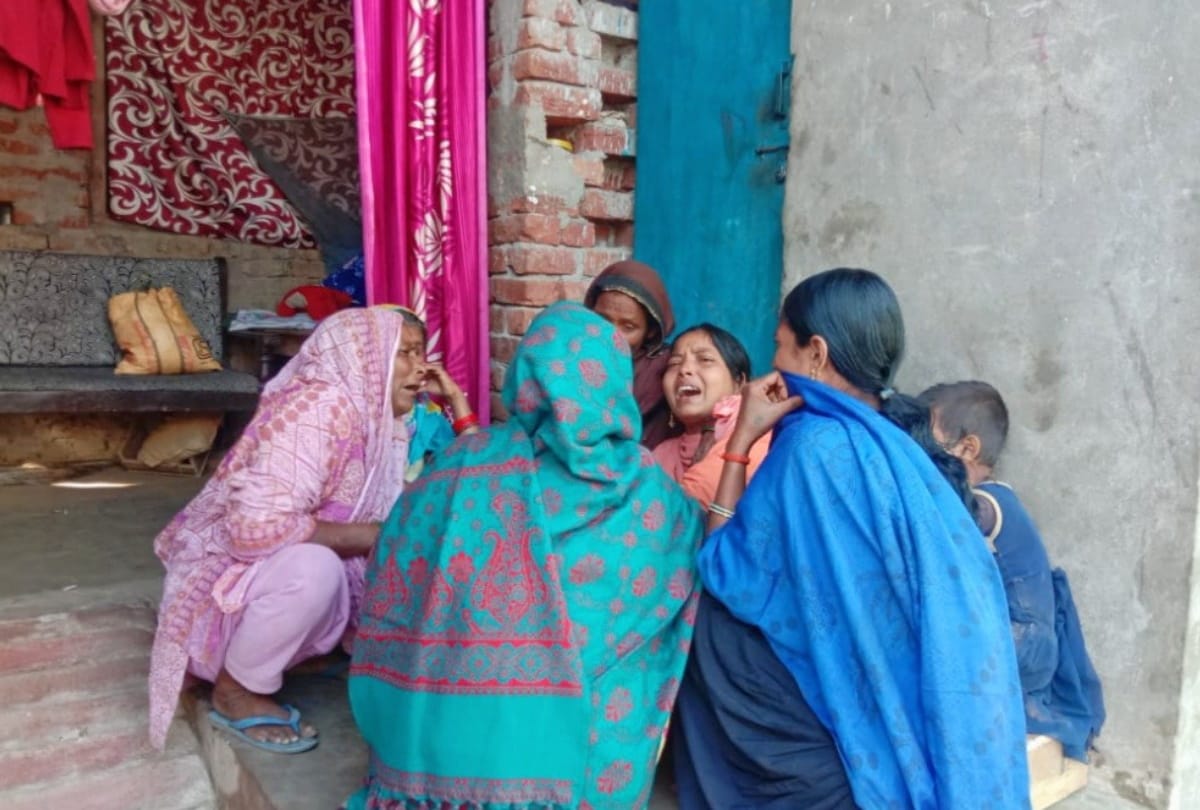 women died during fight between two side in mahrajganj