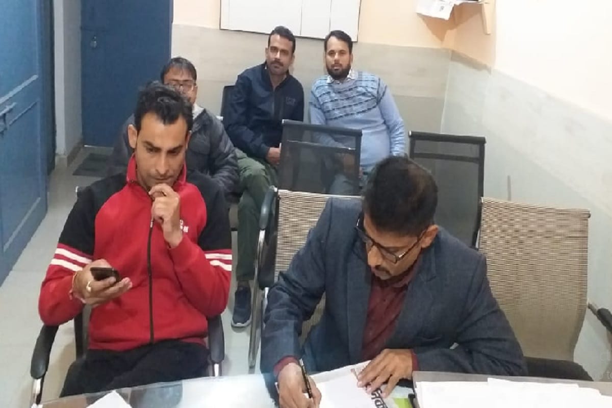 The crooks looted four lakh rupees from the employees of the finance company in Meerut