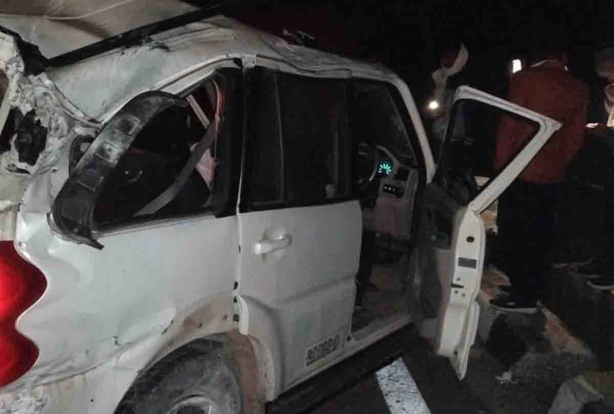 Unnao: Scorpio overturned after colliding with divider on expressway, woman SO injured