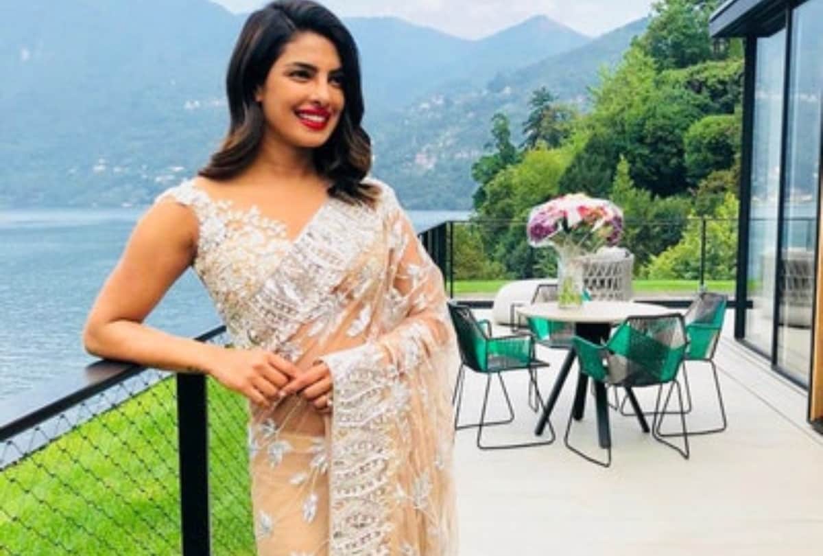 Priyanka Chopra facilitate to Warren Buffet with Global Citizen Award