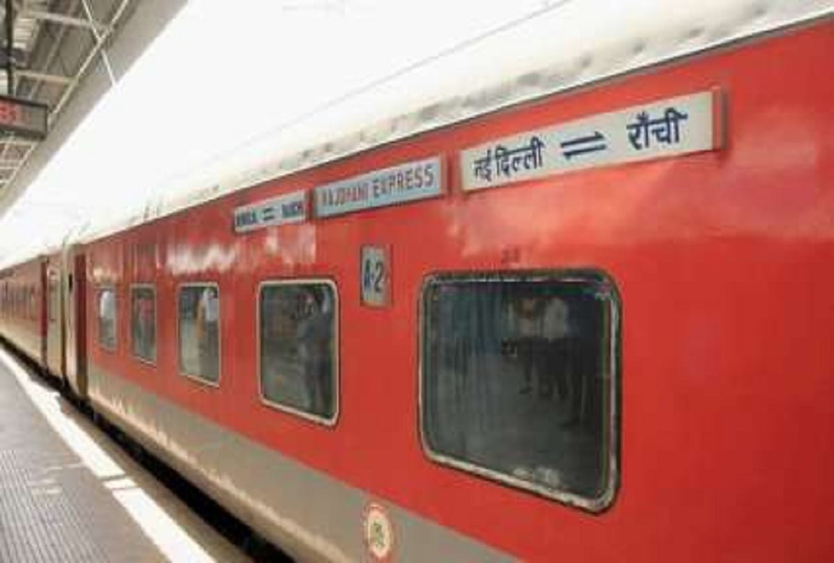 Passenger dies in Rajdhani Express the relatives adamant on taking the body to Patna