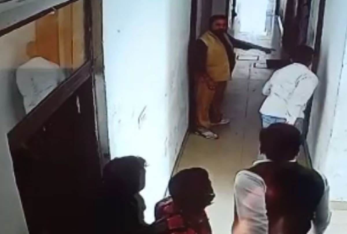 ruckus of BJP MLA ram naresh rawat from bachhrawan of raebareli at toll plaza