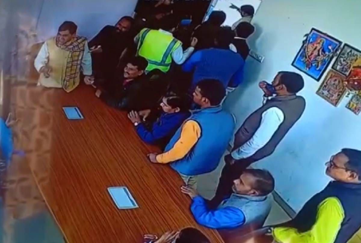 ruckus of BJP MLA ram naresh rawat from bachhrawan of raebareli at toll plaza