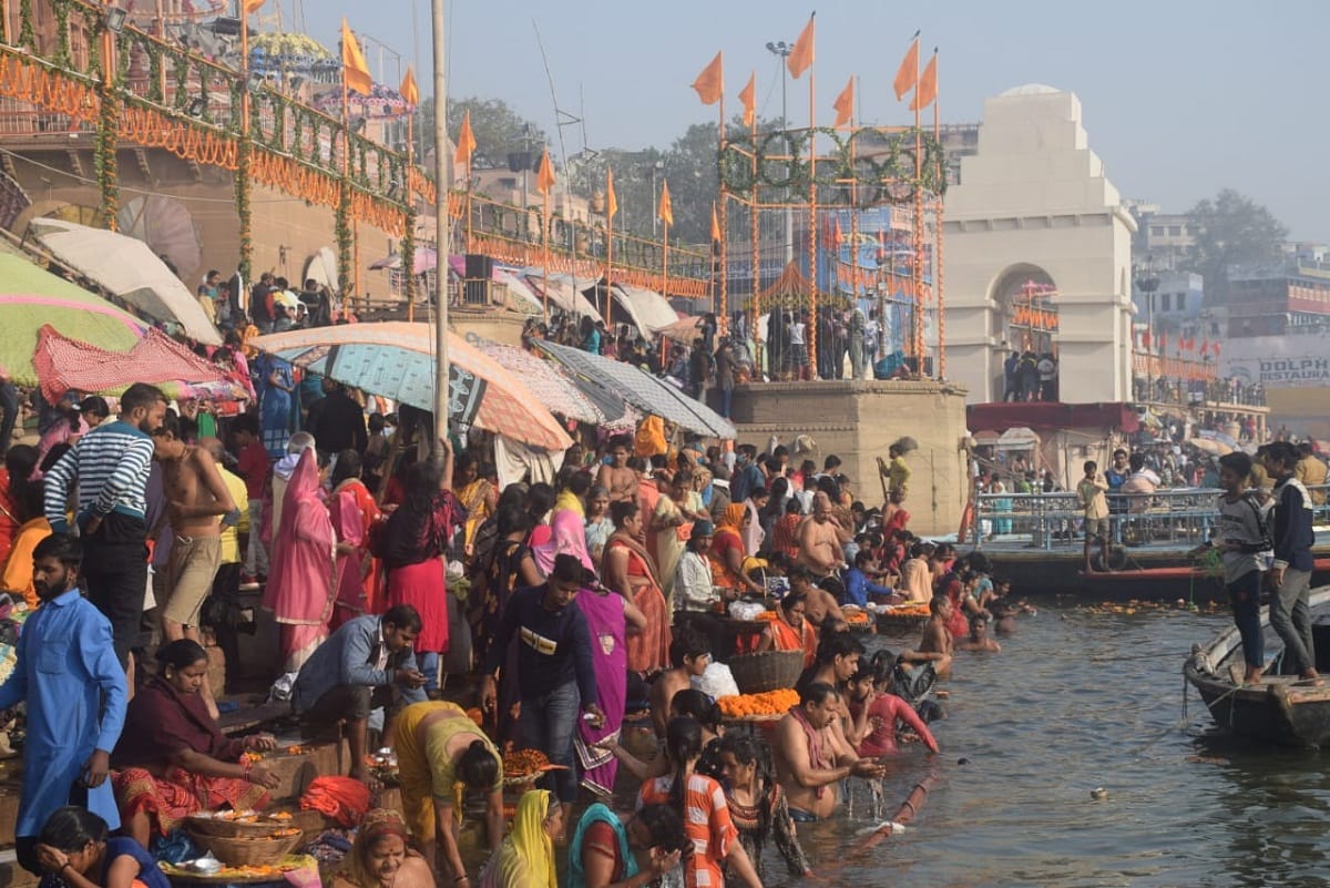 Kartik purnima on dev deepawali: devotees dip in ganga in varanasi