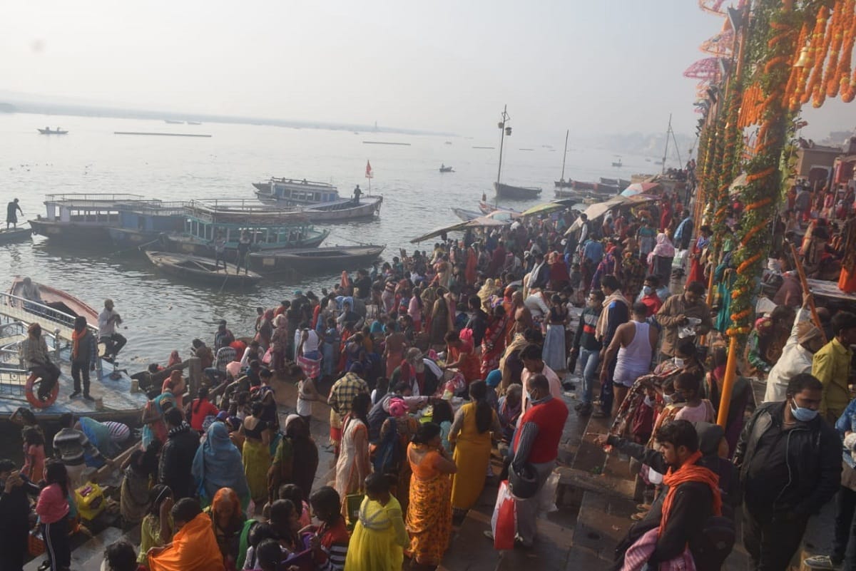 Kartik purnima on dev deepawali: devotees dip in ganga in varanasi