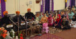 गुरुनानक देव के प्रकाशोत्सव पर रासमंडल स्थित गुरुद्वारा में आयोजित कीर्तन में शामिल महिलाएं और