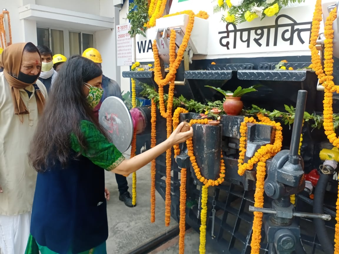 Varanasi railway board chairman gave green signal to 39th rail engine Deepshakti in BLW