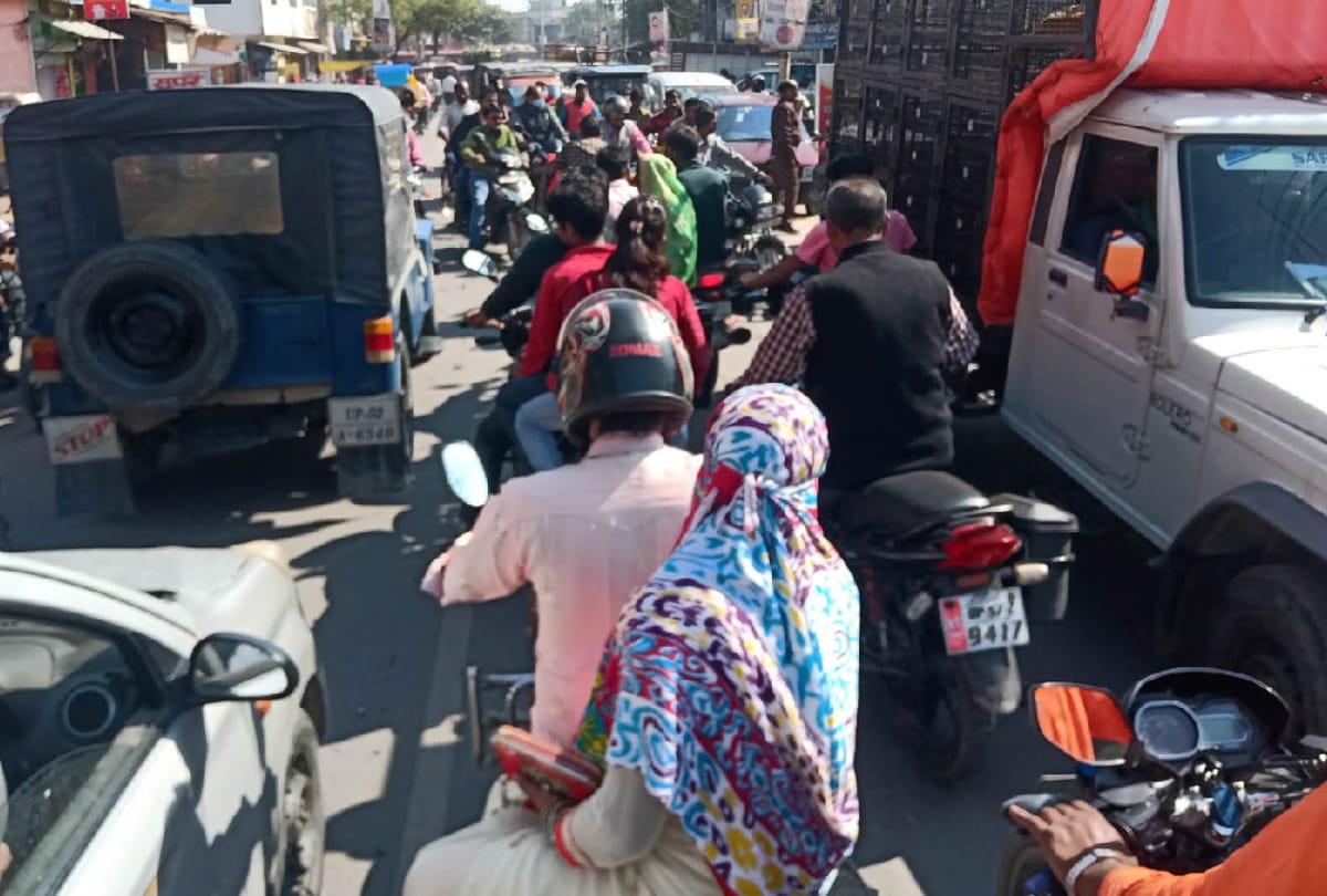 Traffic police arrived in schools to teach awareness in month of traffic but not improvement traffic jam
