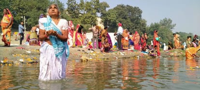कार्तिक पूर्णिमा के अवसर पर सुरजघाट पर गोमती नदी में स्नान करती महिलायें।